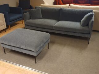 Elegante 3-seter sofa med puff.