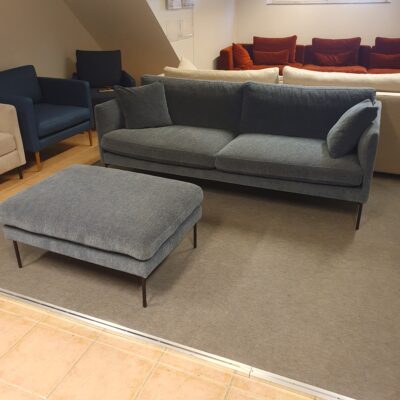 Elegante 3-seter sofa med puff.