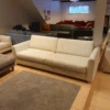 Stor 3-seter sofa i off-white tekstil fra Hovden Skandinavi, utstillingsmodell med 50 prosent rabatt