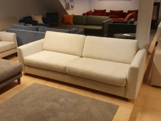 Stor 3-seter sofa i off-white tekstil fra Hovden Skandinavi, utstillingsmodell med 50 prosent rabatt